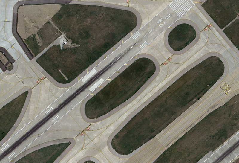Illustration for article titled Satellite pictures of airports reveal their extreme complexity